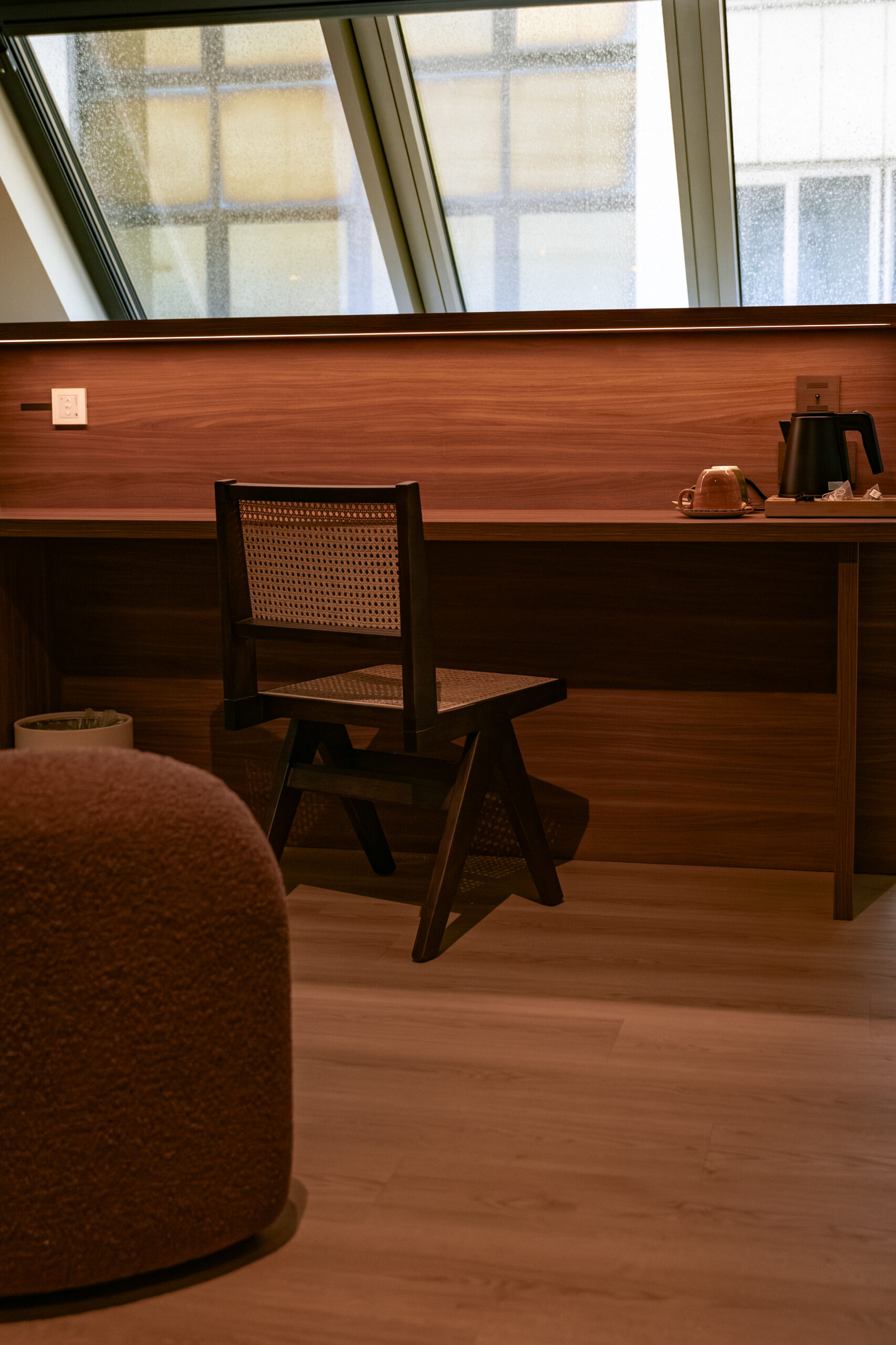 Stijlvolle hotelkamer met designmeubilair en zacht daglicht in SKIPR Hotel